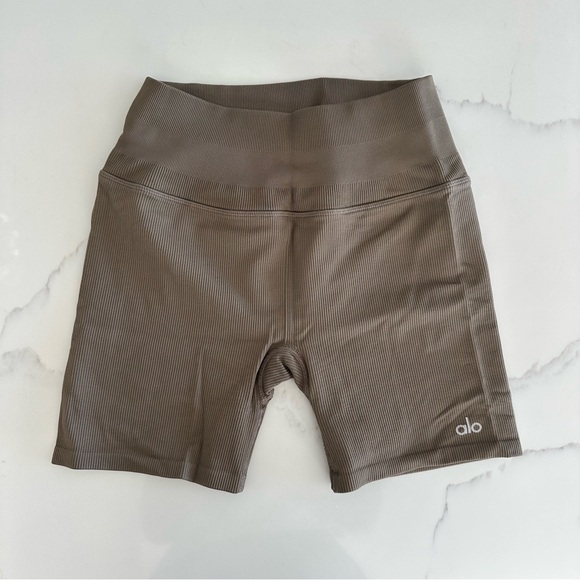 Alo Yoga Seamless Ribbed Favorite Short - 5” - Olive Tree - Size S - Picture 3 of 9